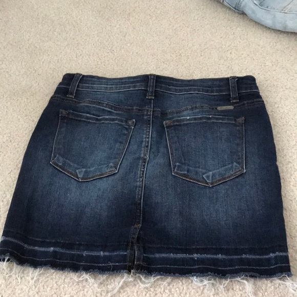 A jean skirt - Picture 2 of 2